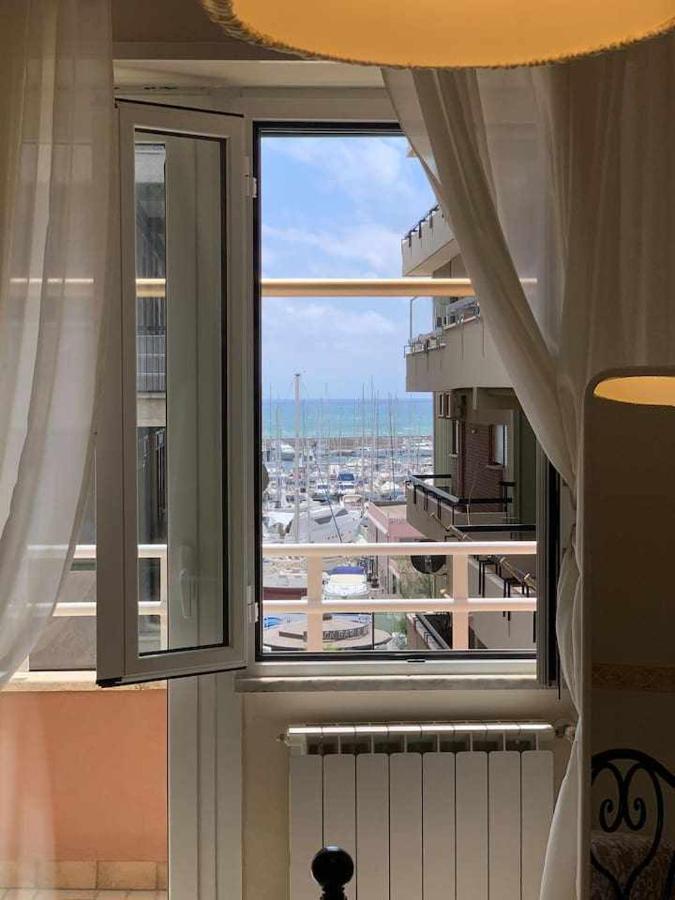 Appartamento Sul Porto Nettuno Bagian luar foto